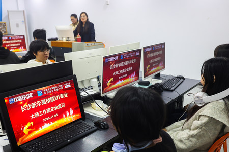 �L(zh��ng)ɳ���A UI �󎟹�������I(y��)���v��(hu��)�A�M(m��n)�e�k